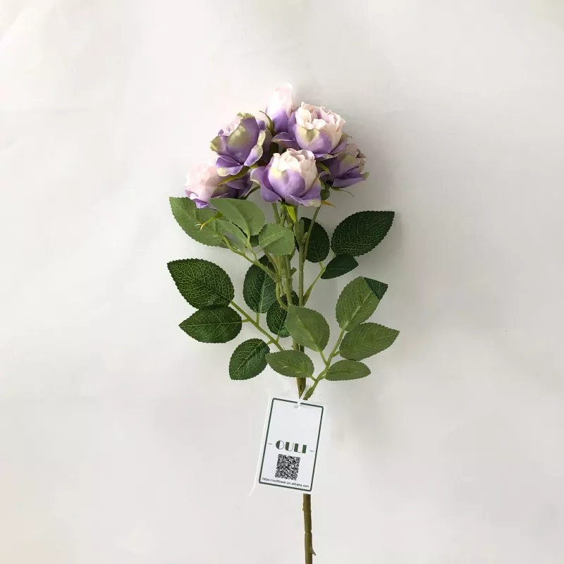 人工バラの茂み