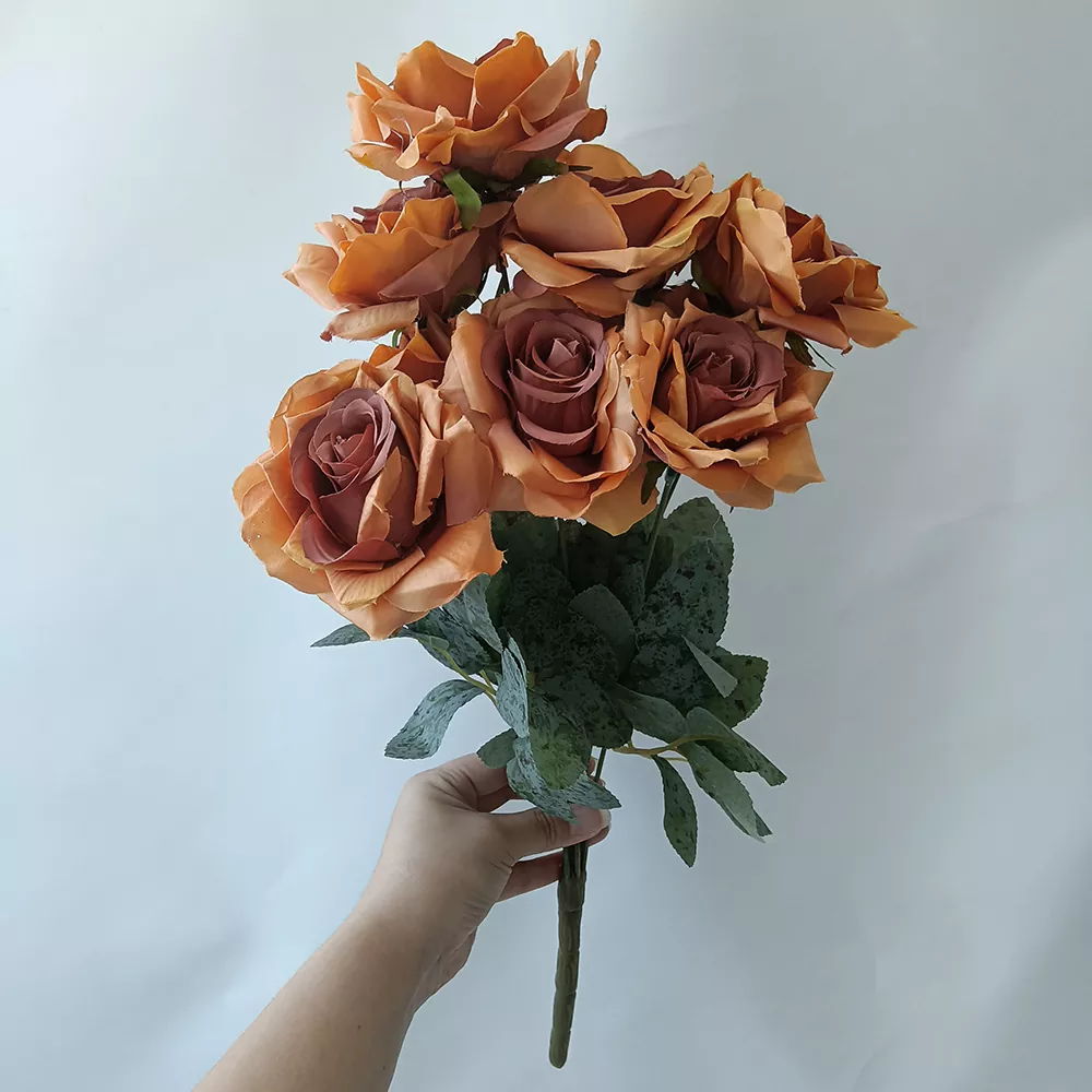 偽の花のシルクローズブーケ
