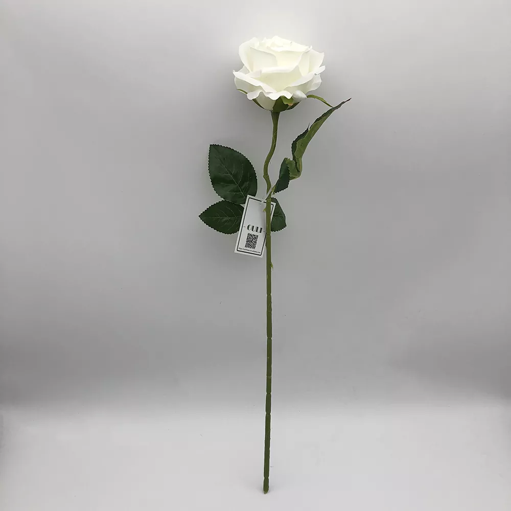 長い茎の絹のバラの花