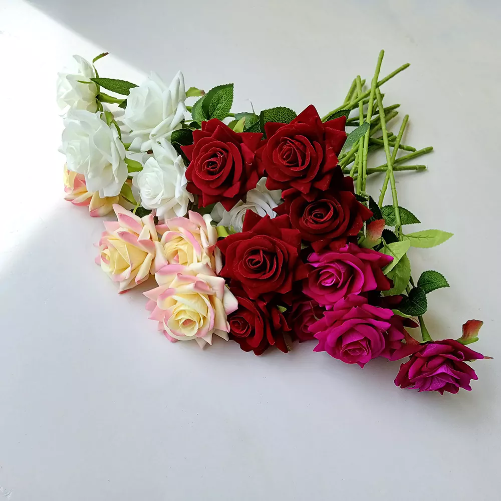 ベルベットのバラシルクの花