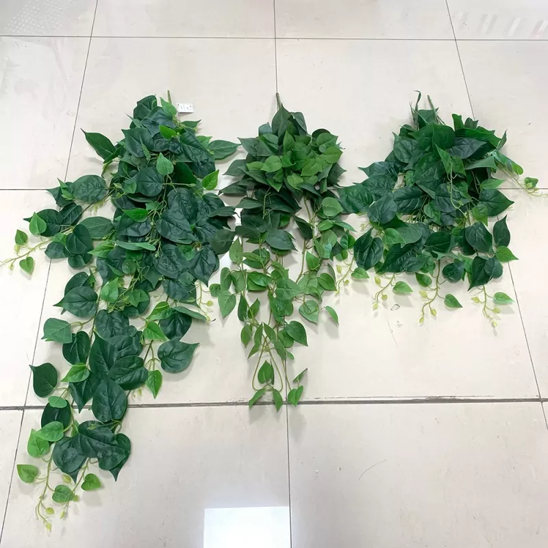 壁にぶら下がっている人工植物